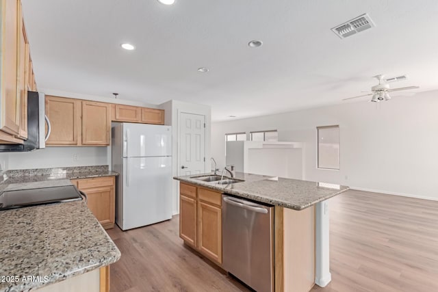 2140 S Benton Cir, Mesa, AZ 85209 - kitchen featuring appliances with stainless steel finishes, a sink, light wood-style flooring, a kitchen island with sink, and ceiling fan