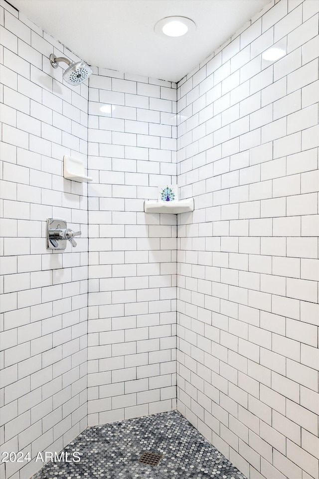 bathroom featuring tiled shower