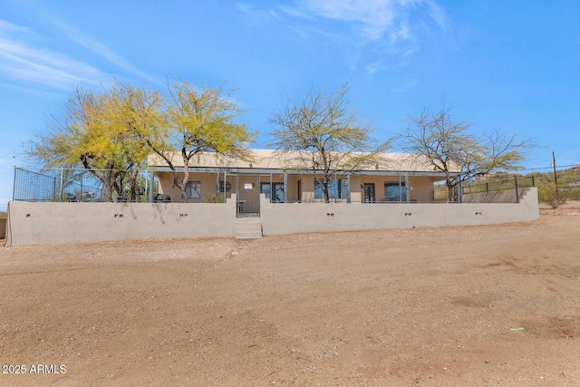 view of front of home featuring a fenced front yard