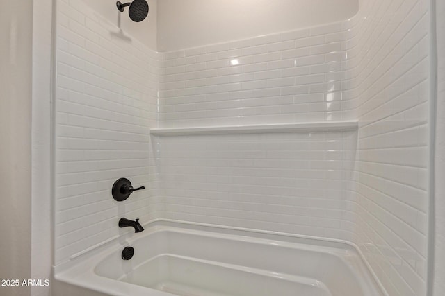 bathroom featuring tiled shower / bath combo