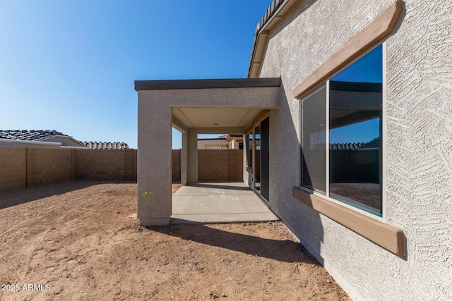 view of yard featuring a patio area