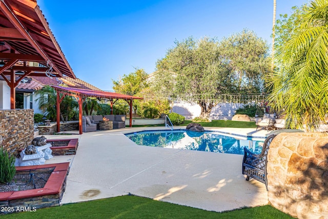 6941 W Voltaire Ave, Peoria, AZ 85381 - view of swimming pool featuring outdoor lounge area, a patio, and fence