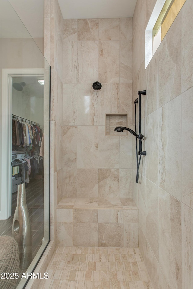 bathroom featuring a tile shower