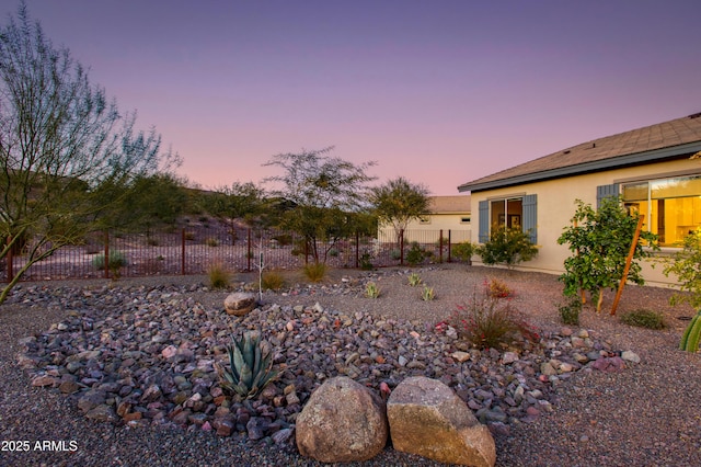 view of yard at dusk