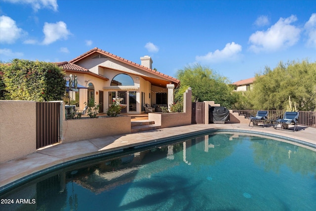 view of swimming pool featuring a patio