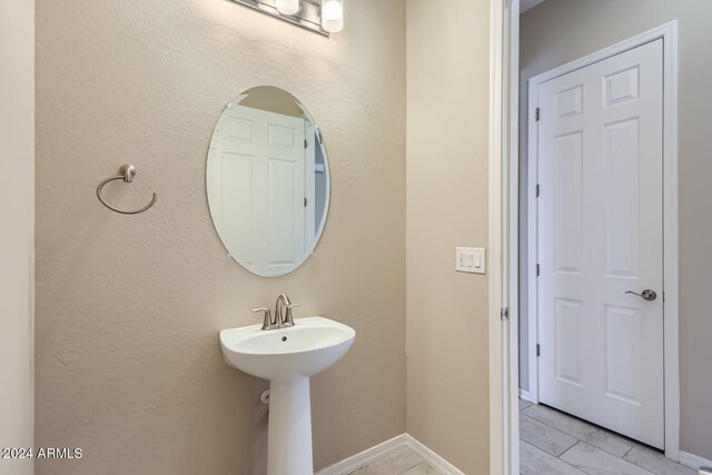 bathroom with sink