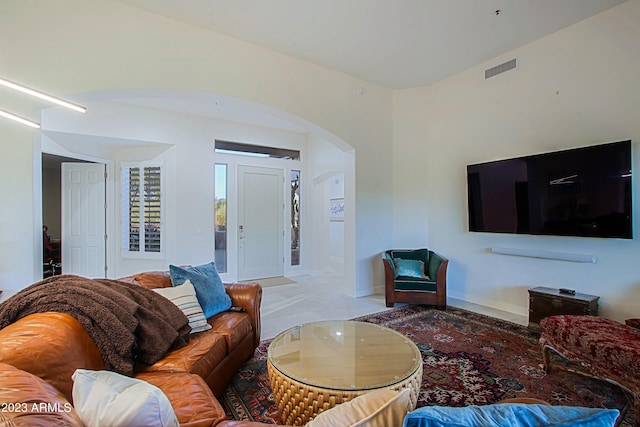 32472 N 68th Pl, Scottsdale, AZ 85266 - living area featuring visible vents and arched walkways