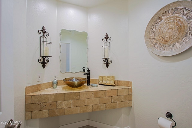 32472 N 68th Pl, Scottsdale, AZ 85266 - bathroom with a sink