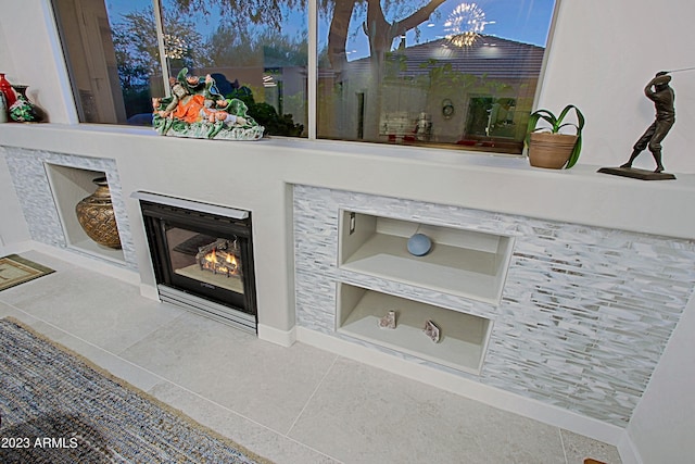 32472 N 68th Pl, Scottsdale, AZ 85266 - interior details with a warm lit fireplace and baseboards