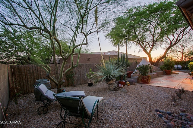 32472 N 68th Pl, Scottsdale, AZ 85266 - yard at dusk with a patio and a fenced backyard