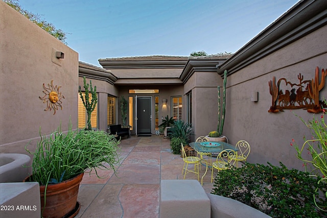 32472 N 68th Pl, Scottsdale, AZ 85266 - property entrance featuring a patio and stucco siding