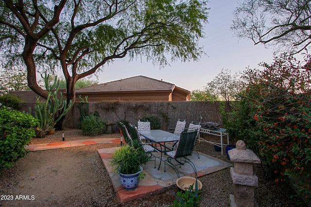 32472 N 68th Pl, Scottsdale, AZ 85266 - patio terrace at dusk featuring a fenced backyard and outdoor dining space