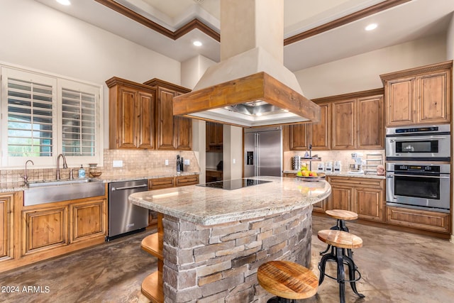 kitchen featuring sink, a breakfast bar, appliances with stainless steel finishes, a center island, and custom exhaust hood