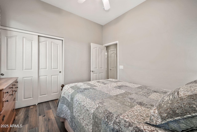 bedroom with ceiling fan, dark hardwood / wood-style floors, and a closet