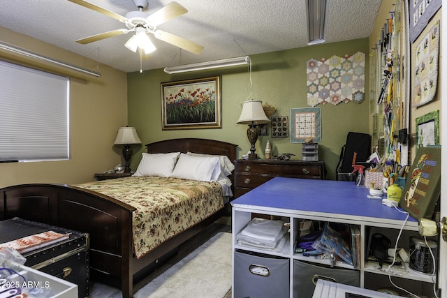 bedroom featuring ceiling fan and a textured ceiling