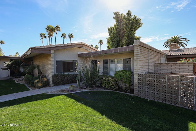 mid-century modern home with a front lawn and stucco siding