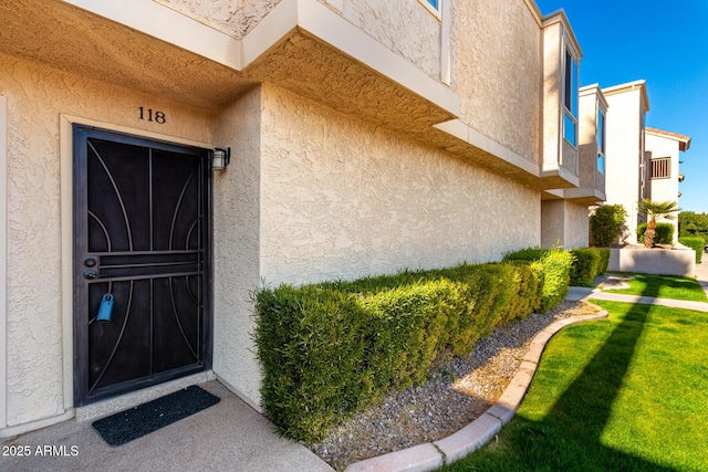 property entrance featuring a yard