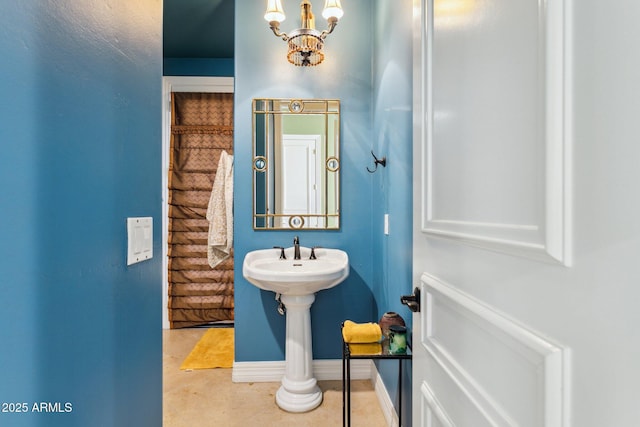 6428 W Eugie Ave, Glendale, AZ 85304 - bathroom featuring baseboards and a chandelier