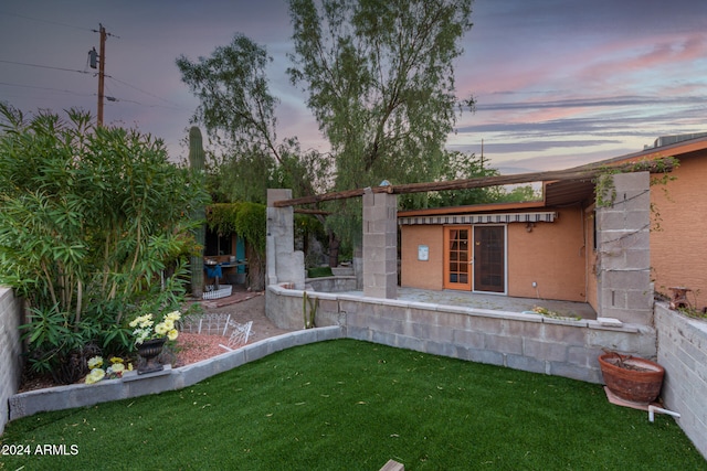 view of yard at dusk