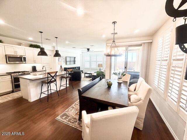 dining room with recessed lighting, dark wood-style flooring, ceiling fan, and baseboards