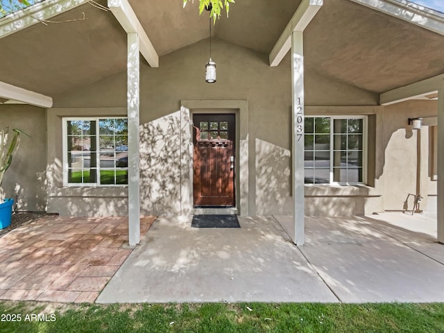 view of exterior entry featuring stucco siding