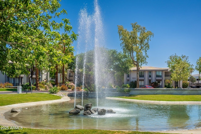 5221 N 24th St Unit 103, Phoenix, AZ 85016 - view of property's community featuring a lawn