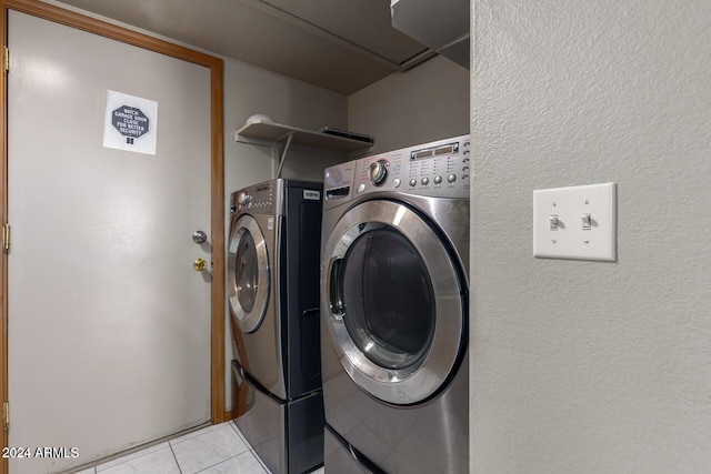 laundry room with light tile patterned flooring and independent washer and dryer