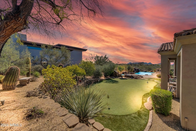 view of yard at dusk