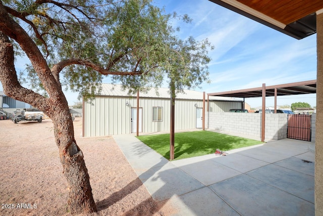 view of front facade featuring a front lawn