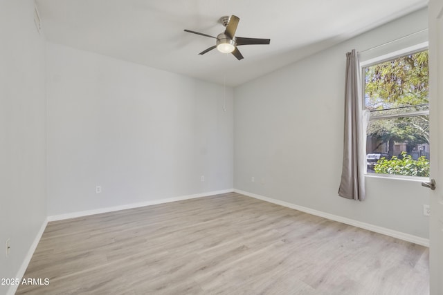 unfurnished room featuring light wood-style flooring, baseboards, and a ceiling fan