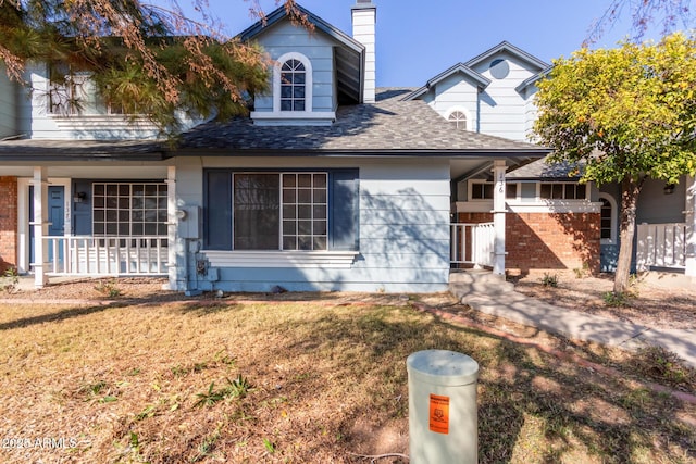 view of front of property featuring a front lawn