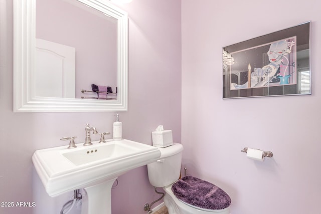905 S Osborn Ln, Gilbert, AZ 85296 - bathroom featuring a sink and toilet