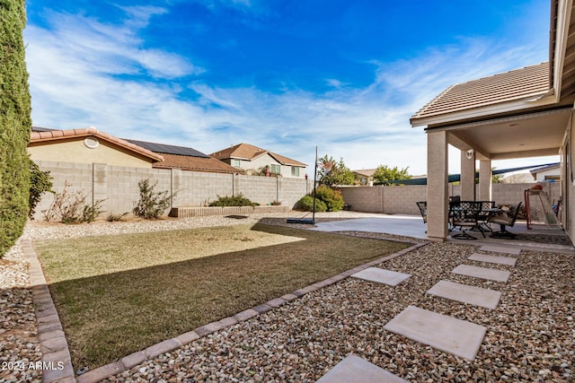 view of yard featuring a patio area