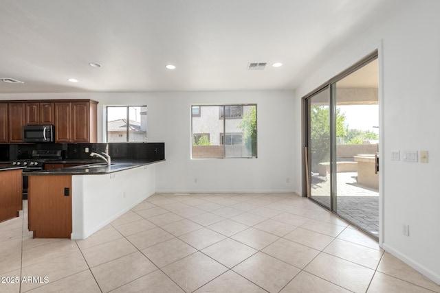 2302 S Canfield, Mesa, AZ 85209 - kitchen featuring stainless steel appliances, dark countertops, a peninsula, backsplash, and recessed lighting