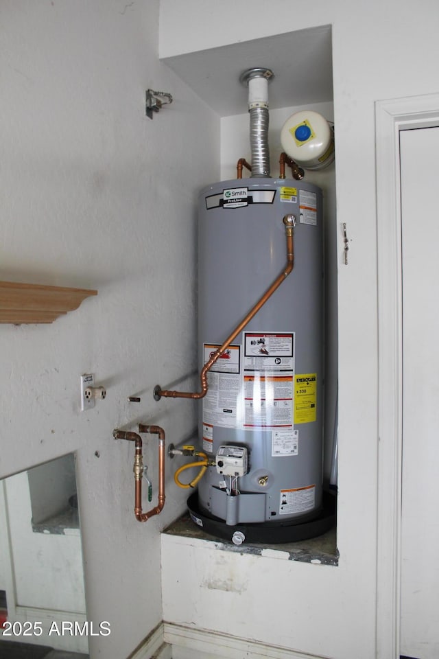 34464 N 68th Way, Scottsdale, AZ 85266 - utility room featuring water heater