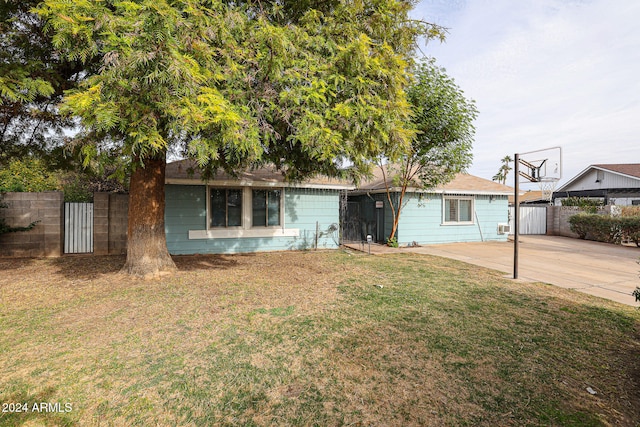 single story home with a front yard