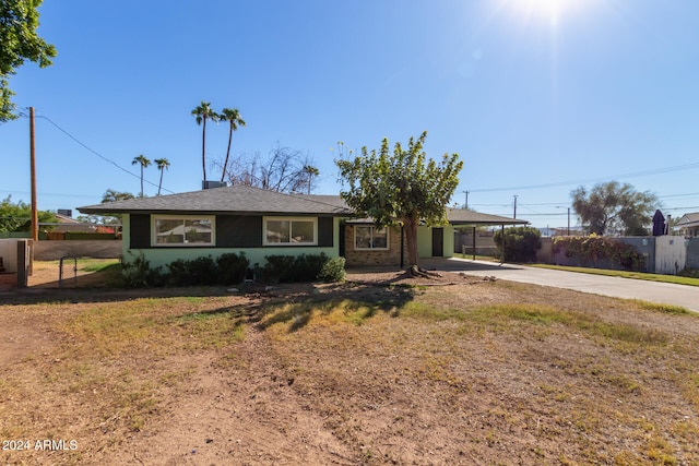 view of front of property featuring a front lawn and a carport