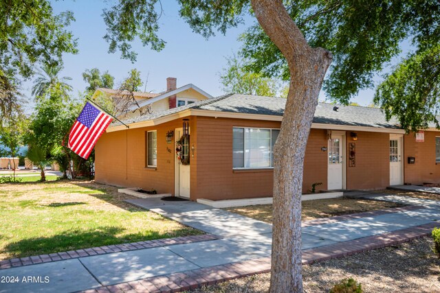 view of front of property with a front yard