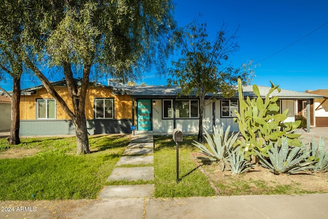 ranch-style house featuring a front lawn