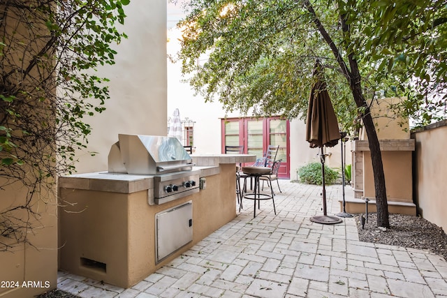 view of patio featuring an outdoor kitchen and area for grilling