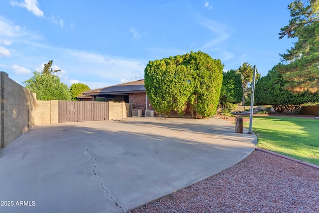 8604 S Oak St, Tempe, AZ 85284 - view of patio / terrace featuring a gate