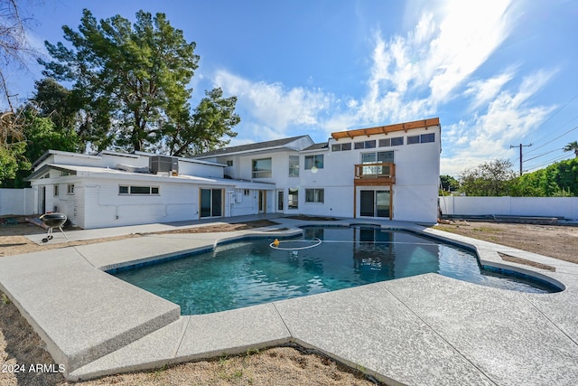 6312 N 13th St, Phoenix, AZ 85014 - view of swimming pool with a jacuzzi and a patio area