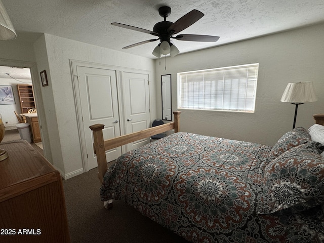 bedroom with ceiling fan, carpet floors, a textured ceiling, and a closet