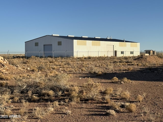 view of yard featuring an outdoor structure