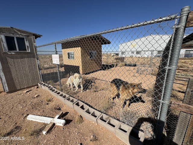 view of yard featuring an outdoor structure