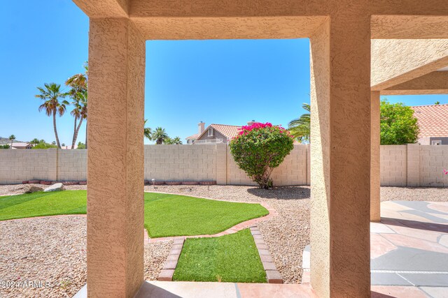 view of yard featuring a patio