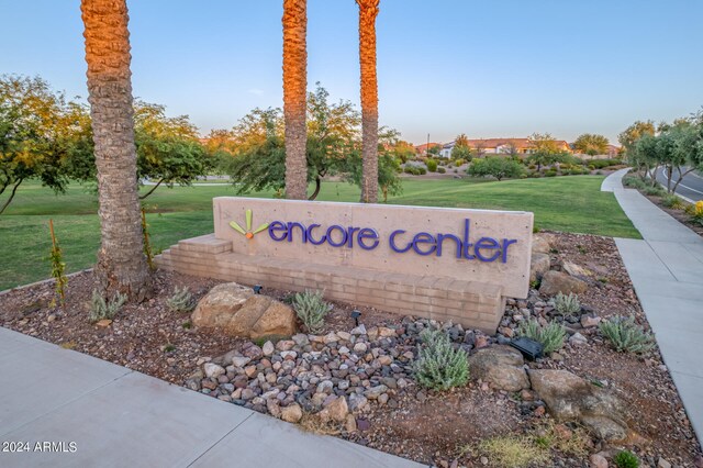 community sign featuring a yard