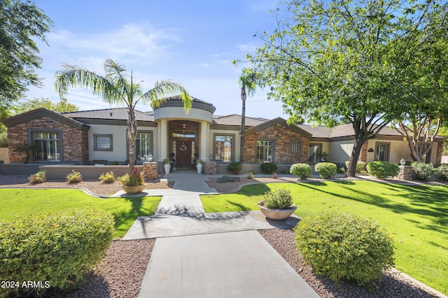 view of front of property featuring a front lawn