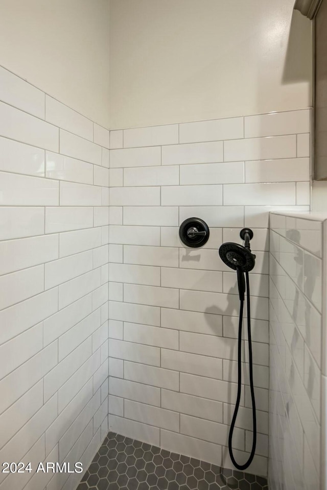 bathroom featuring tiled shower