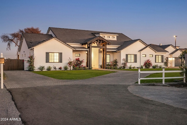 view of front of house featuring a lawn